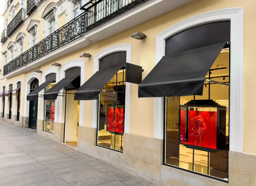 Façade vitrine de magasin en aluminium sur mesure à Mandelieu-la-Napoule